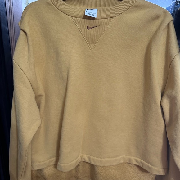 Women’s Nike High-Low Crewneck Sweatshirt. Size Medium. - Picture 7 of 8